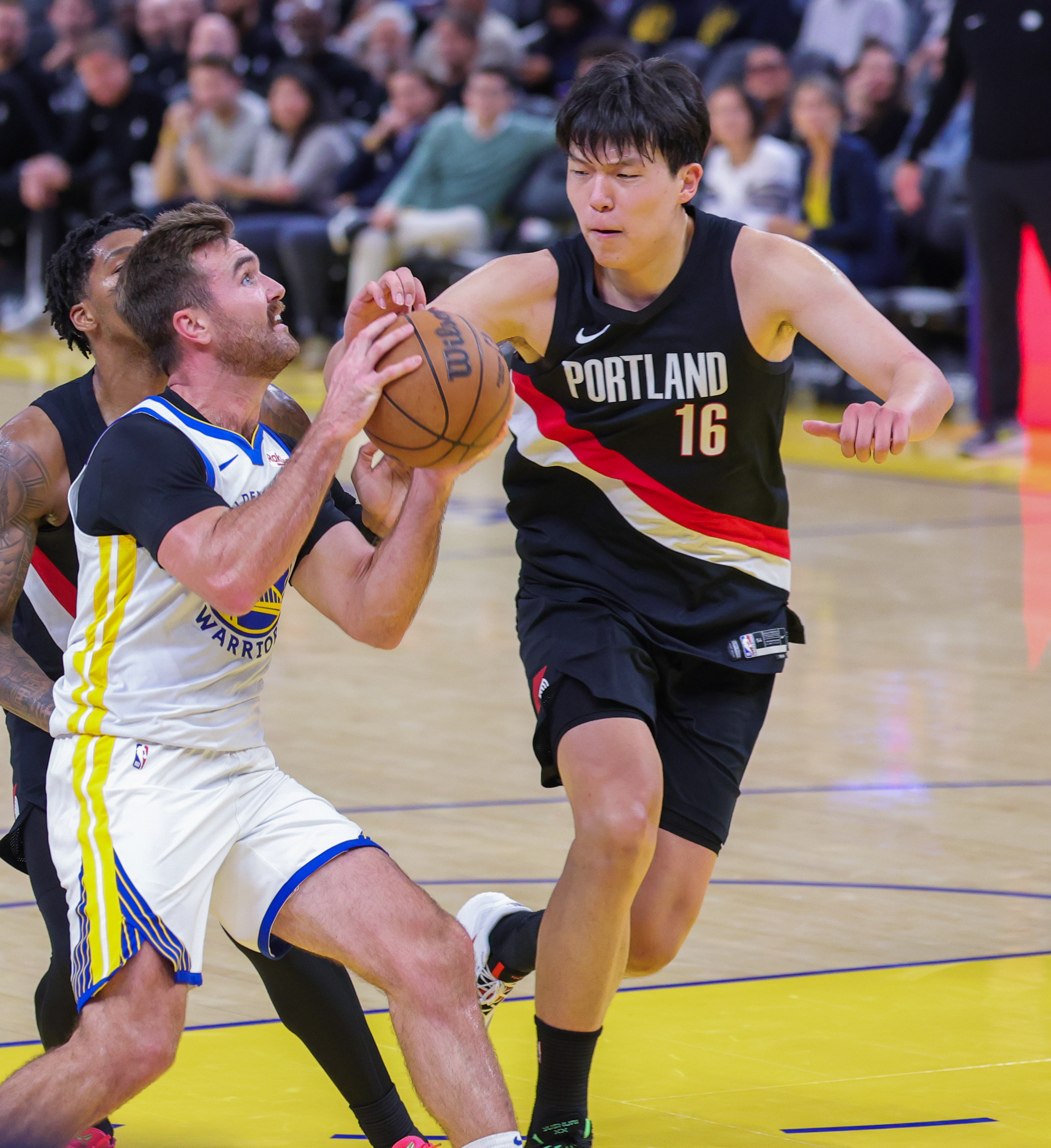 关键时刻NBA总决赛传出新动向;金州勇士再遭质疑;管理层表态——信心回归;年轻球员得到机会的简单介绍 关键时刻NBA总决赛传出新动向;金州勇士再遭质疑;管理层表态——信心回归;年轻球员得到机会的简单介绍